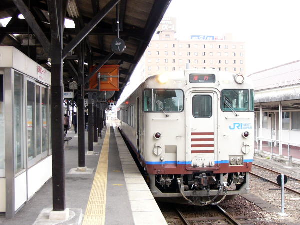 津山駅に着いた急行「つやま」